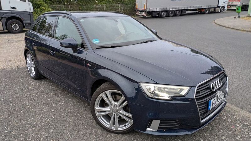 Blau Gebraucht 2018 Audi A3 Sportback Ambiente Limousine | 17.950 € (Superpreis) - Bild 1/4