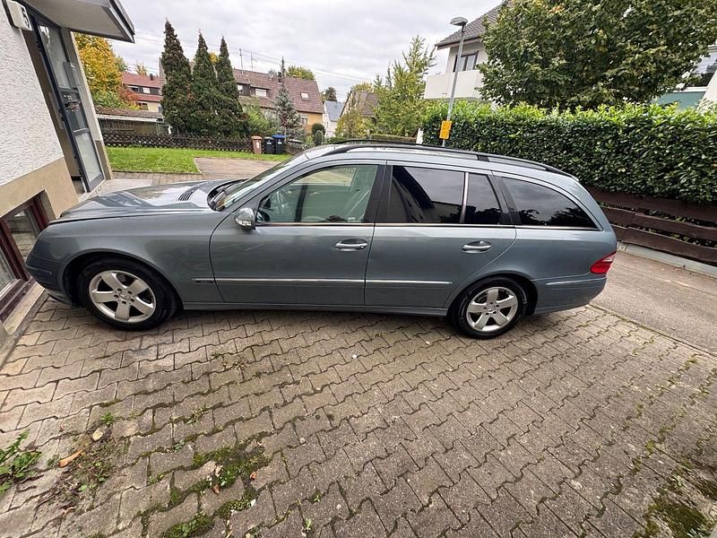 Gebraucht Mercedes E220 Avantgarde 150 PS (110 kW) 2005 Blau Kombi