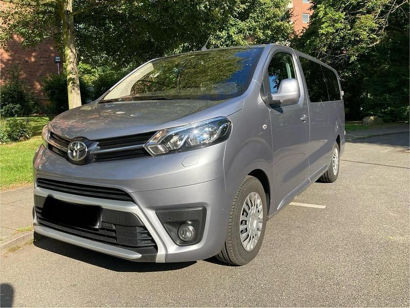 Silber Gebraucht 2021 Toyota Proace Verso Kombi | 29.500 € (Superpreis) - Bild 1/4