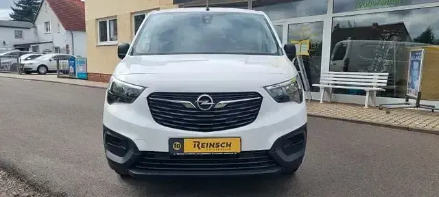 Używany Opel Combo Selection 102 KM (75 kW) 2021 Biały Minivan