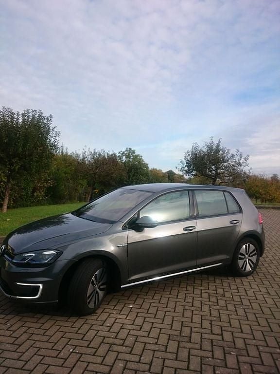 Grau Gebraucht 2018 VW e-Golf Kleinwagen | 14.499 € (Fairer Preis) - Bild 1/4