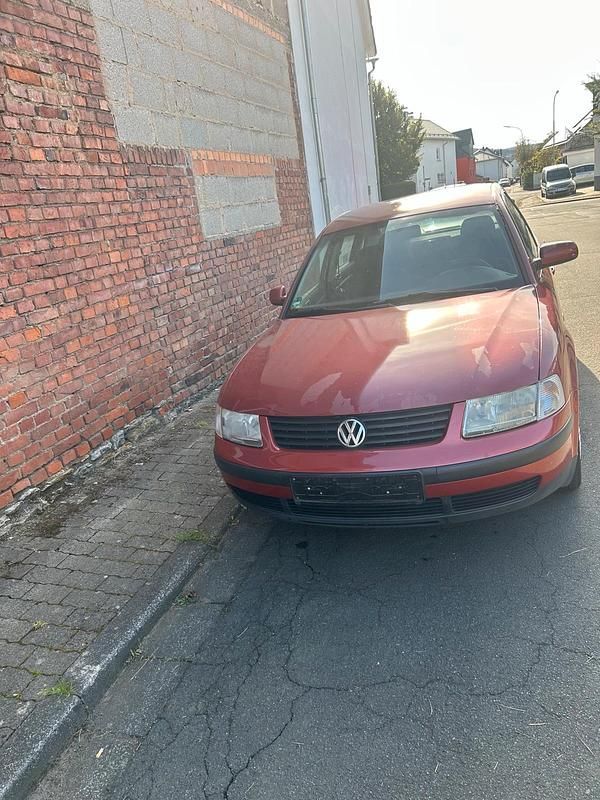 Rot Gebraucht 1999 VW Passat Limousine | 1.350 € (Fairer Preis) - Bild 1/4