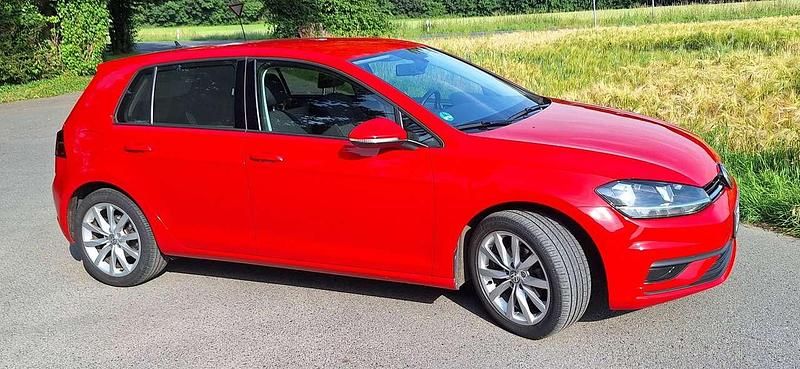Rot Gebraucht 2019 VW Golf VII IQ Drive Limousine | 13.900 € (Guter Preis) - Bild 1/4