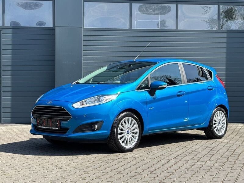 Blau Gebraucht 2014 Ford Fiesta Titanium Kleinwagen | 6.990 € (Fairer Preis) - Bild 1/4