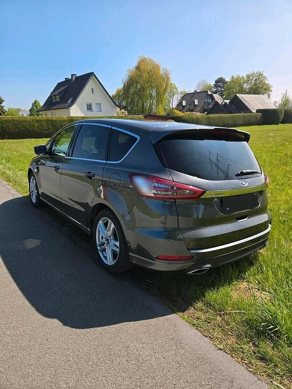 Gebraucht Ford S-MAX Titanium 179 PS (131 kW) 2018 Grau Van / Kleinbus