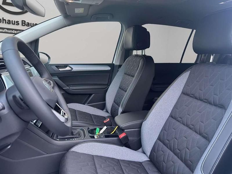 Neu VW Touran 150 PS (110 kW) 2025 Pure white Van / Kleinbus