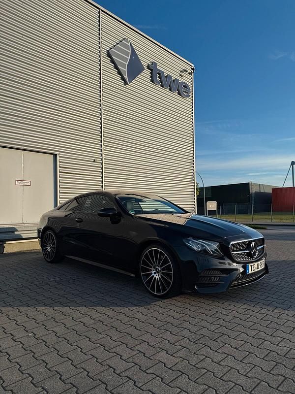 Schwarz Gebraucht 2018 Mercedes 220 AMG line Coupé | 34.000 € (Teuer) - Bild 1/4