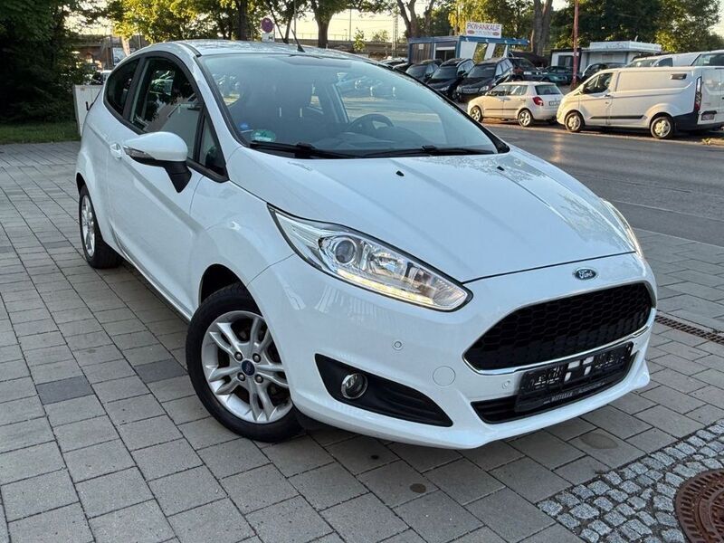 Weiß Gebraucht 2016 Ford Fiesta Celebration Kleinwagen | 6.400 € (Fairer Preis) - Bild 1/4