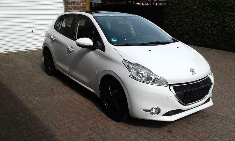 Gebraucht Peugeot 208 Active 68 PS (50 kW) 2012 Weiß Kleinwagen
