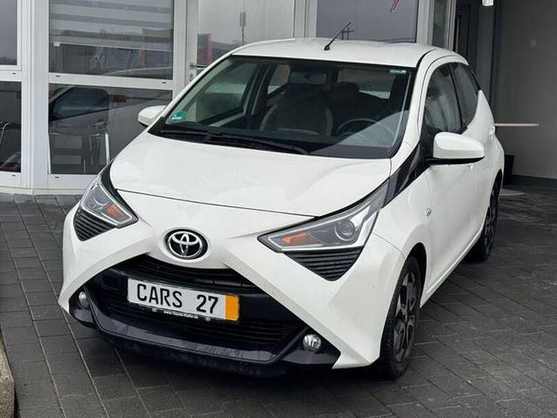 Weiß Gebraucht 2020 Toyota Aygo X-play Kleinwagen | 7.799 € (Guter Preis) - Bild 1/4