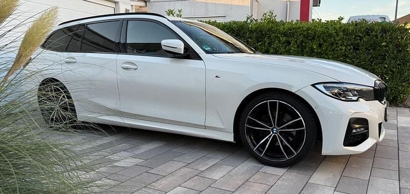 Weiß Gebraucht 2020 BMW 320 M Sport Kombi | 21.900 € (Superpreis) - Bild 1/4