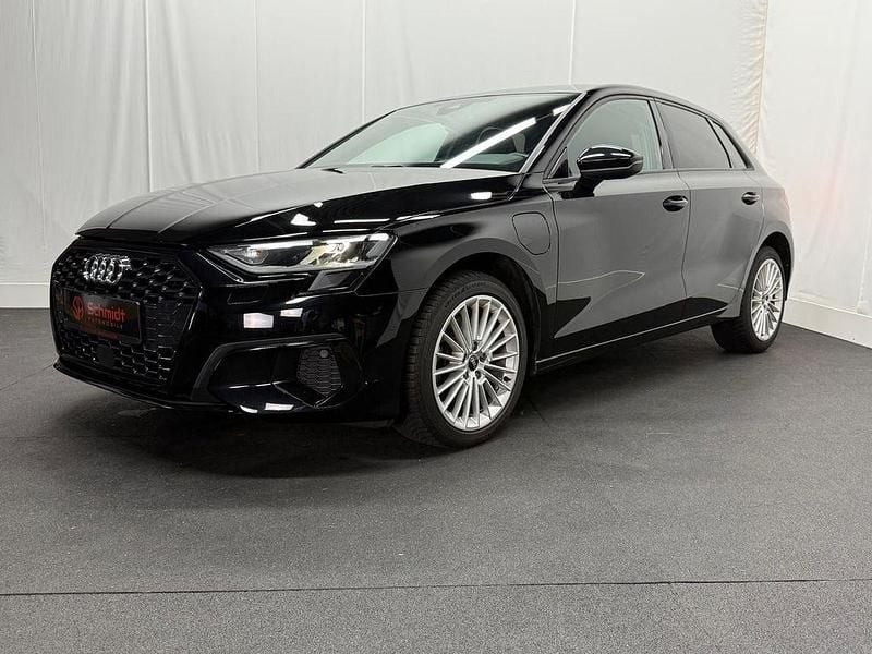 Brillantschwarz Gebraucht 2022 Audi A3 e-tron Advanced Kleinwagen | 22.980 € (Guter Preis) - Bild 1/4