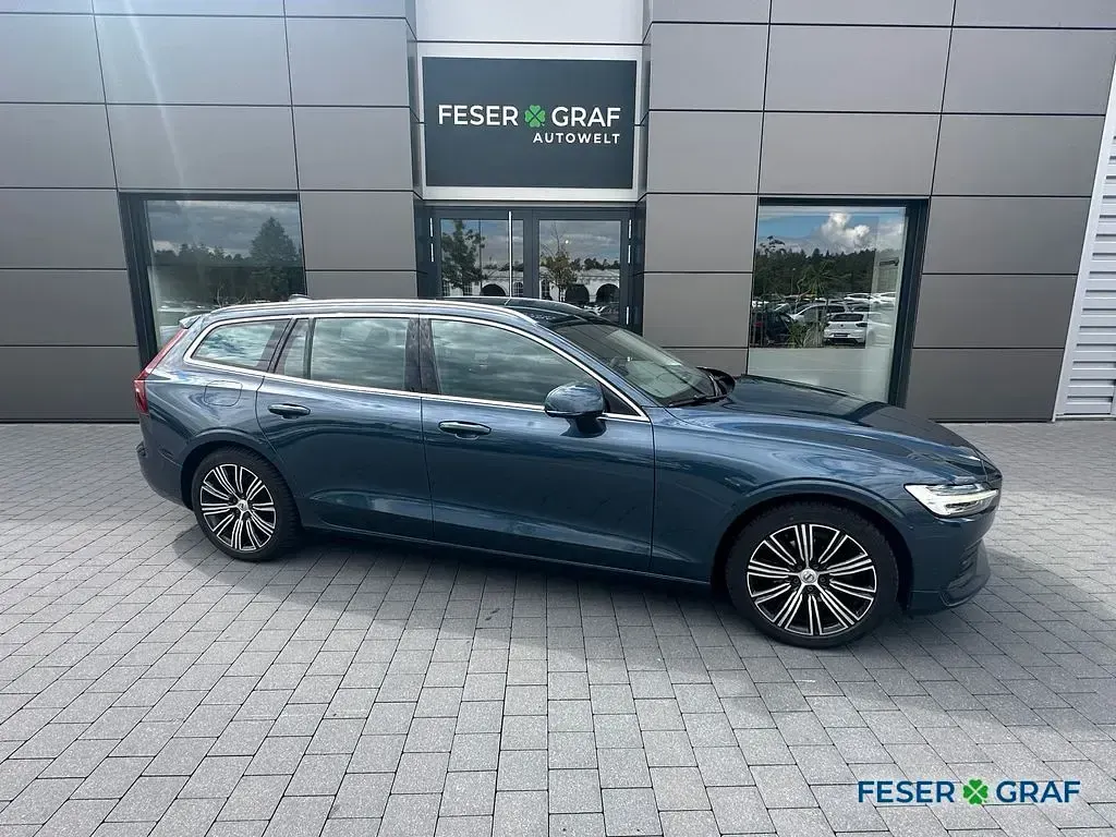 Gebraucht Volvo V60 Momentum 150 PS (110 kW) 2018 Blau Kombi