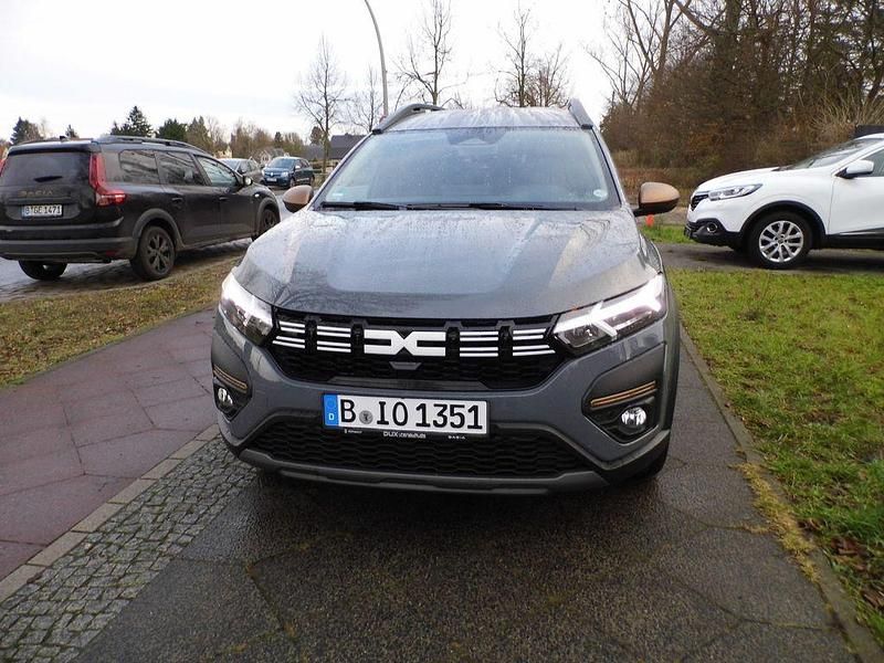 Grau Gebraucht 2025 Dacia Jogger Extreme Van / Kleinbus | 21.979 € (Fairer Preis) - Bild 1/4