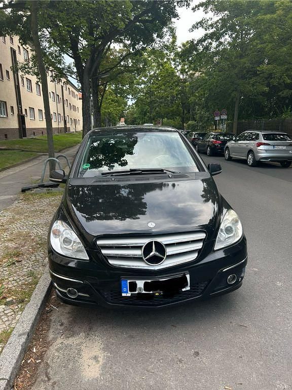 Schwarz Gebraucht 2011 Mercedes B180 Van / Kleinbus | 4.700 € (Guter Preis) - Bild 1/4