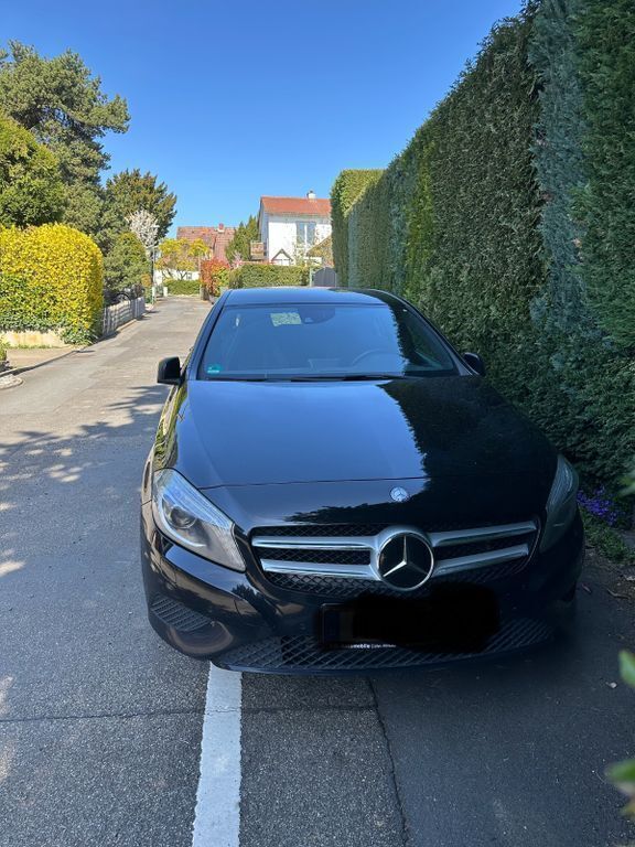 Schwarz Gebraucht 2013 Mercedes A250 Urban Limousine | 14.600 € (Fairer Preis) - Bild 1/4