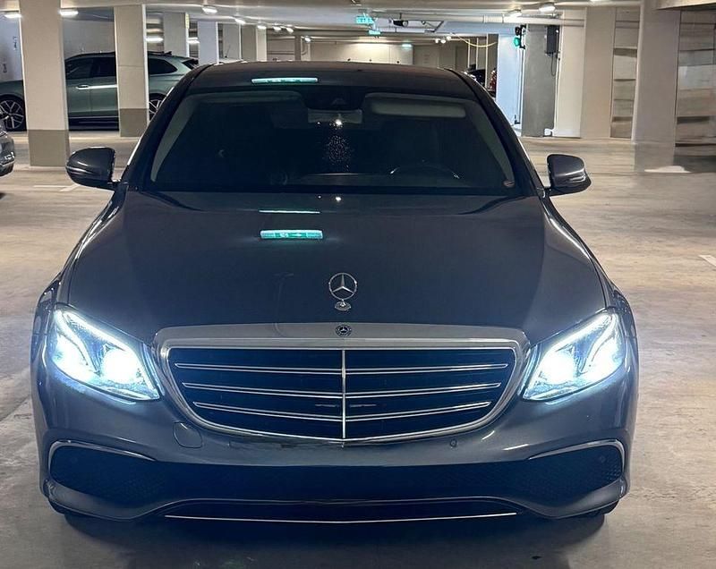 Grau Gebraucht 2018 Mercedes E220 Exclusive Limousine | 28.999 € (Fairer Preis) - Bild 1/4