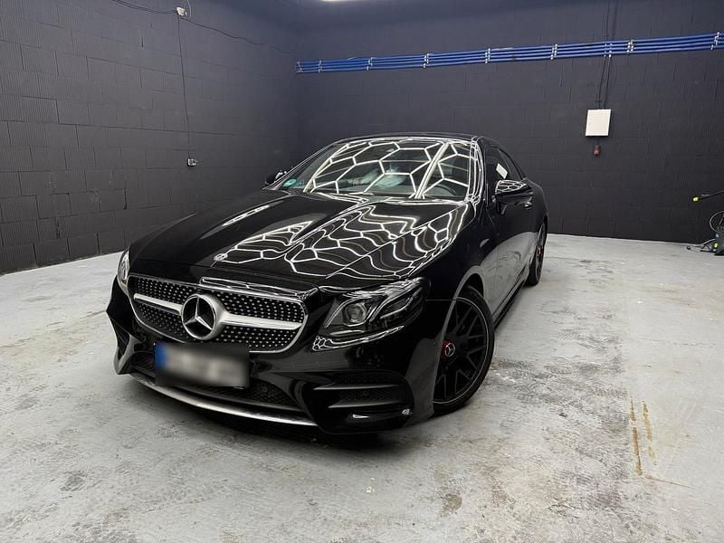 Schwarz Gebraucht 2018 Mercedes E220 AMG line Coupé | 33.499 € (Fairer Preis) - Bild 1/4