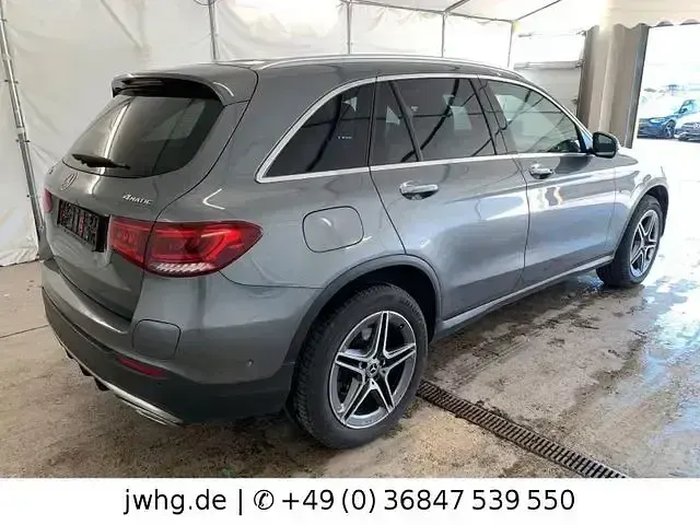 Gebraucht Mercedes GLC300e AMG 320 PS (235 kW) 2021 Selenitgrau (metallic) SUV