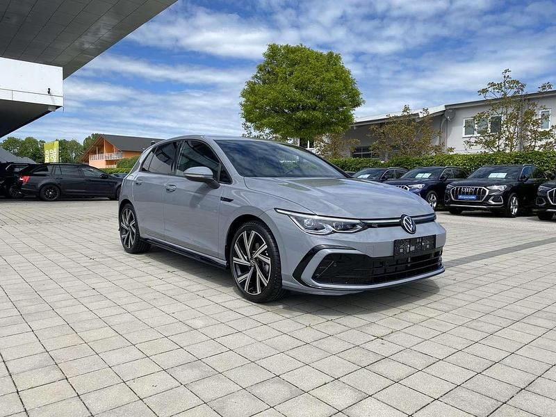 Mondsteingrau Gebraucht 2021 VW Golf VIII R-line Limousine | 20.205 € (Guter Preis) - Bild 1/4