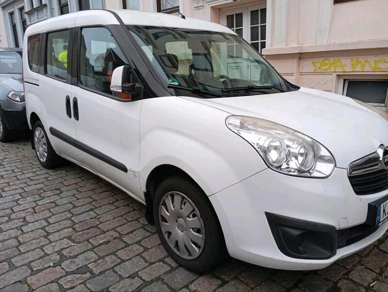 Weiß Gebraucht 2012 Opel Combo Van / Kleinbus | 4.990 € - Bild 1/4
