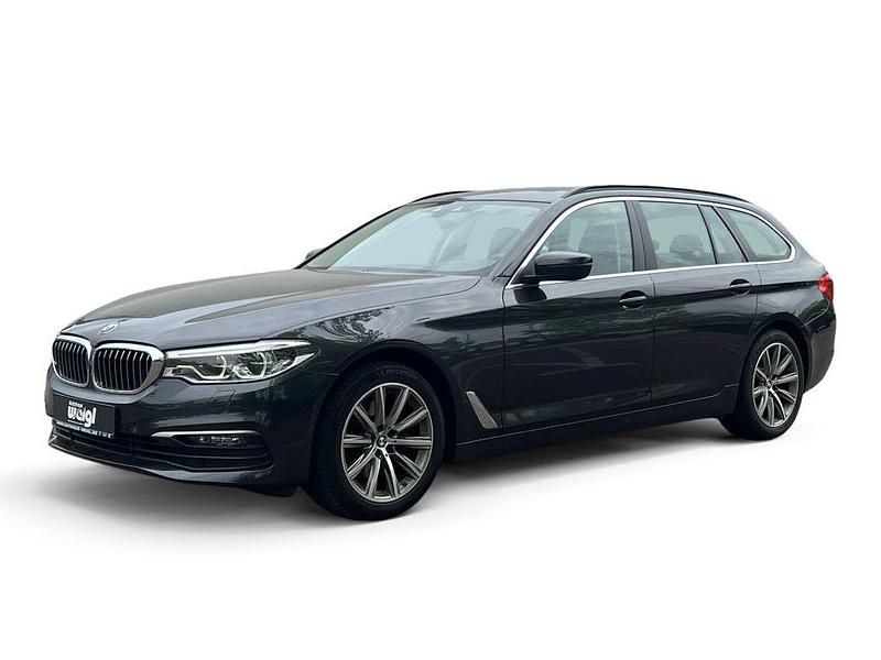 Grau Gebraucht 2019 BMW 520 Sport Line Kombi | 27.349 € (Fairer Preis) - Bild 1/4