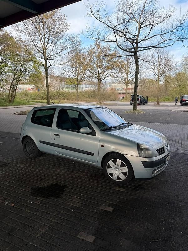Gebraucht Renault Clio II 75 PS (55 kW) 2002 Silber Kleinwagen