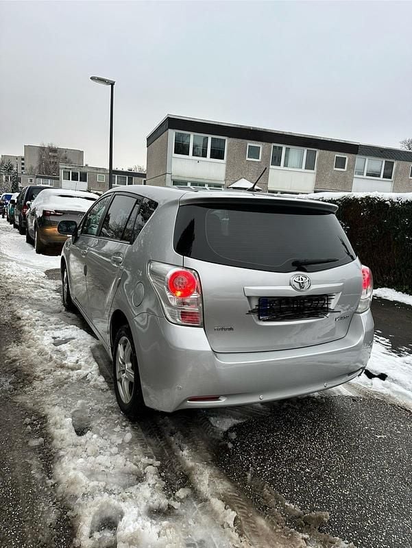 Silber Gebraucht 2011 Toyota Verso Van / Kleinbus | 7.000 € (Superpreis) - Bild 1/4