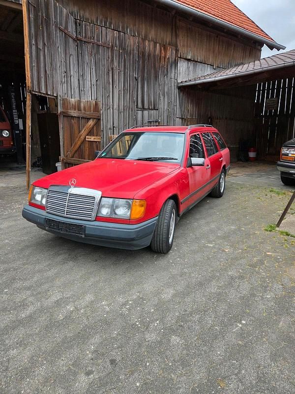 Rot Gebraucht 1988 Mercedes E230 Kombi | 1.650 € - Bild 1/4