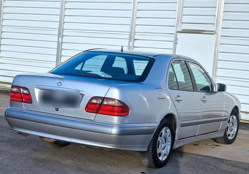Gebraucht Mercedes E220 143 PS (105 kW) 1999 Limousine