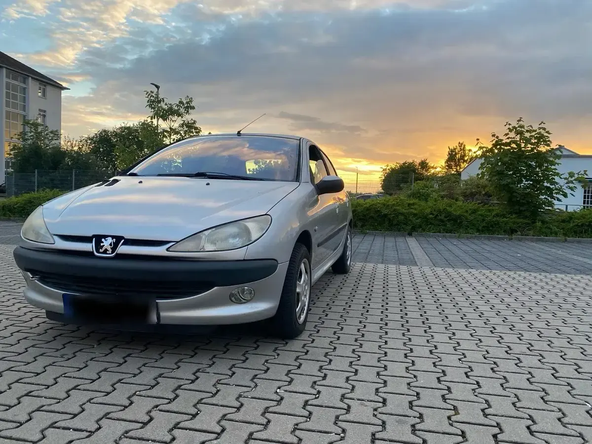 Gebraucht Peugeot 206 75 PS (55 kW) 2003 Silber Kleinwagen