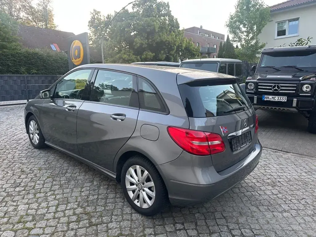 Gebraucht Mercedes B180 122 PS (89 kW) 2013 Grau Kleinwagen