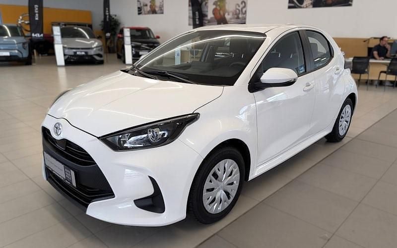 Weiß Gebraucht 2023 Toyota Yaris Comfort Limousine | 16.850 € (Fairer Preis) - Bild 1/4
