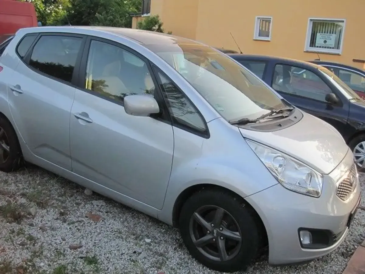 Gebraucht Kia Venga Spirit 128 PS (94 kW) 2010 Continentalsilber met. Kleinwagen