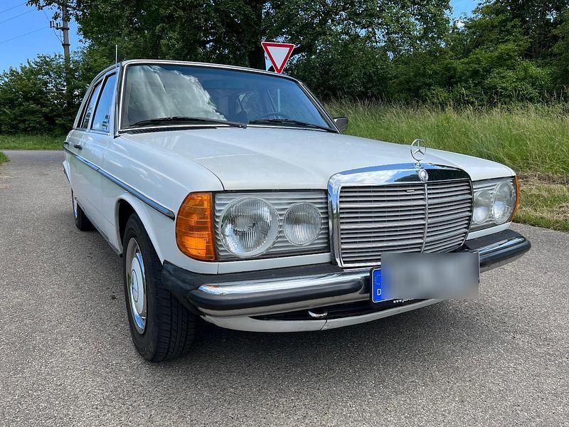 Weiß Gebraucht 1977 Mercedes 200 Limousine | 7.700 € - Bild 1/4