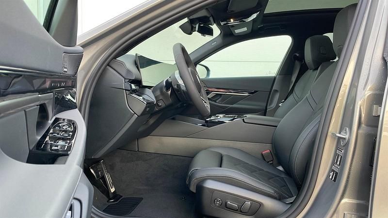 Neu BMW 520 Comfort Edition 208 PS (152 kW) 2026 Oxidgrau ii metallic Kombi