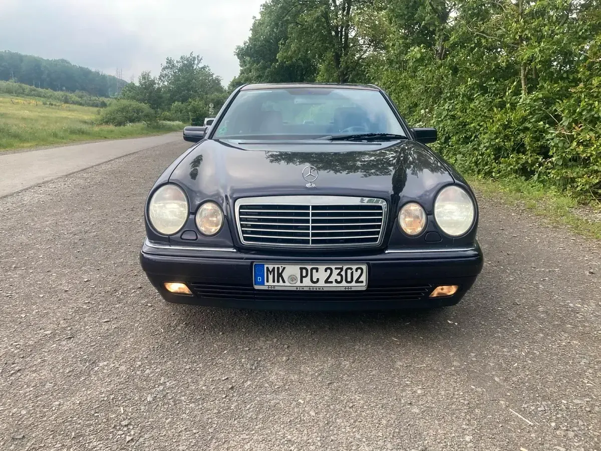 Gebraucht Mercedes E240 Avantgarde 170 PS (125 kW) 1998 Violet Limousine