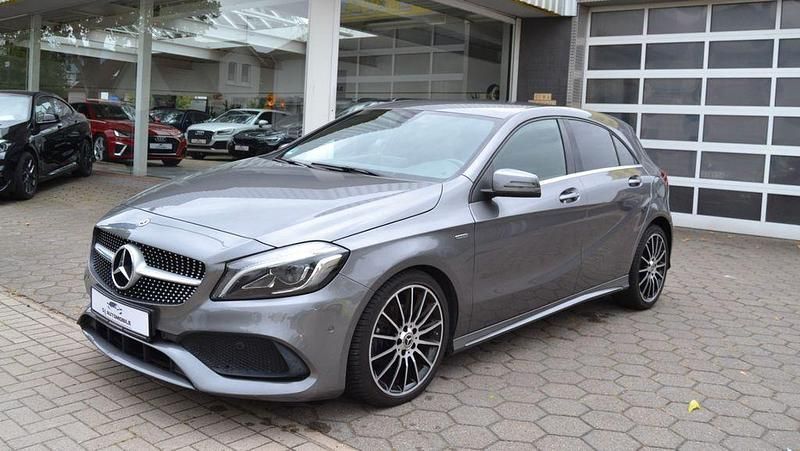 Grau Gebraucht 2018 Mercedes A200 AMG line Limousine | 21.495 € (Fairer Preis) - Bild 1/4