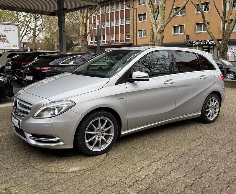 Gebraucht Mercedes B200 136 PS (100 kW) 2012 Silber Van / Kleinbus