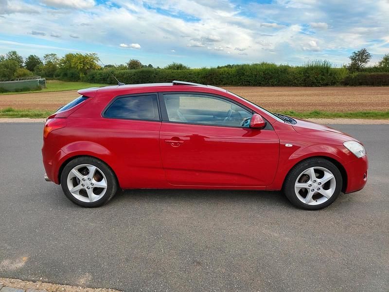 Gebraucht Kia Ceed 143 PS (105 kW) 2008 Rot Kleinwagen