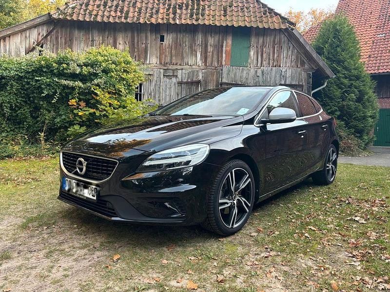 Schwarz Gebraucht 2018 Volvo V40 R-Design Kombi | 15.600 € (Etwas zu teuer) - Bild 1/4
