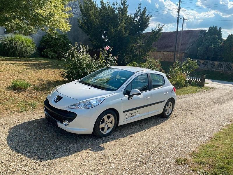 Weiß Gebraucht 2009 Peugeot 207 Limousine | 1.750 € (Fairer Preis) - Bild 1/4