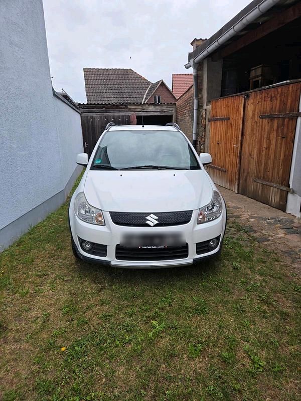 Weiß Gebraucht 2009 Suzuki SX4 SUV | 5.000 € (Guter Preis) - Bild 1/4