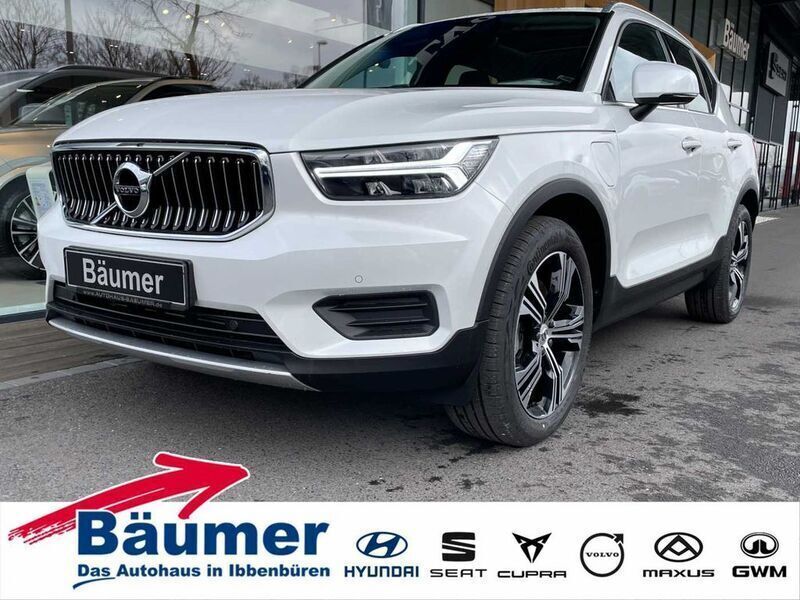 Crystal white pearl (metallic) Gebraucht 2022 Volvo XC40 Inscription SUV | 29.890 € (Guter Preis) - Bild 1/4