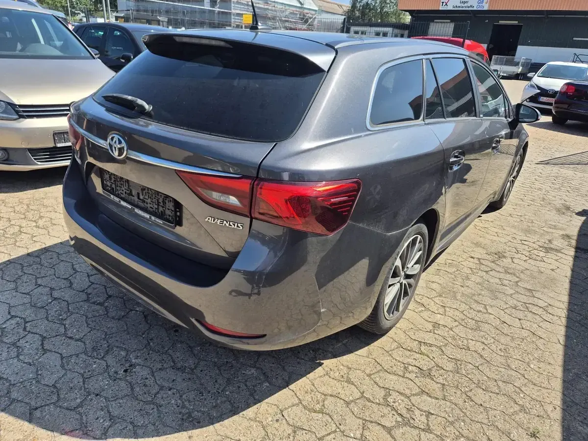 Gebraucht Toyota Avensis 140 PS (102 kW) 2016 Grau Kombi