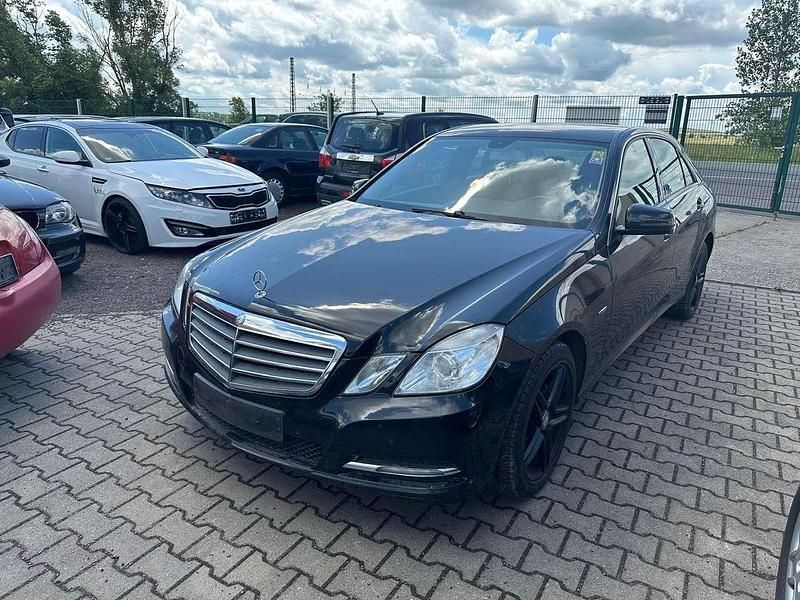 Gebraucht Mercedes E200 Elegance 136 PS (100 kW) 2011 Schwarz Limousine
