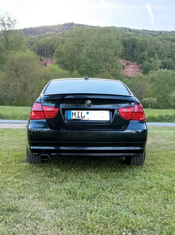 Używany BMW 320 170 KM (125 kW) 2009 Czarny Sedan/Limuzyna