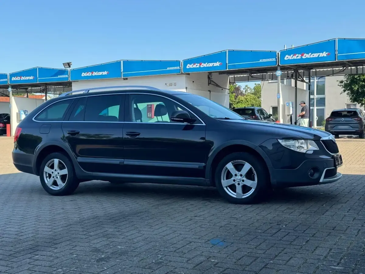 Gebraucht Skoda Superb 140 PS (102 kW) 2012 Schwarz Kombi