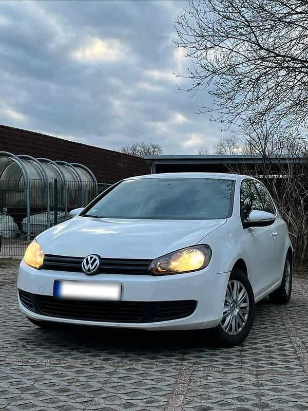 Gebraucht VW Golf VI 102 PS (75 kW) 2010 Weiß Kleinwagen