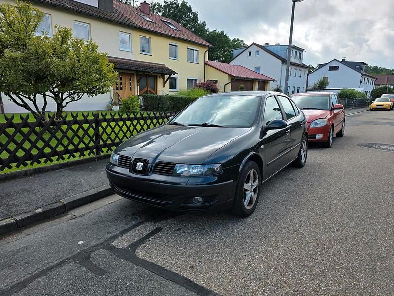 Schwarz Gebraucht 2004 Seat Leon Limousine | 2.200 € (Etwas zu teuer) - Bild 1/4